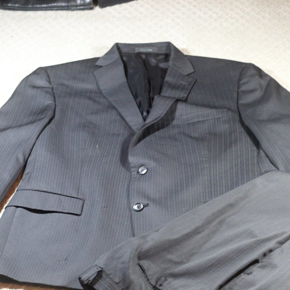 Calvin Klein Size 46R 100% Wool Black Pinstripe Two Button Suit 38x30 Pants